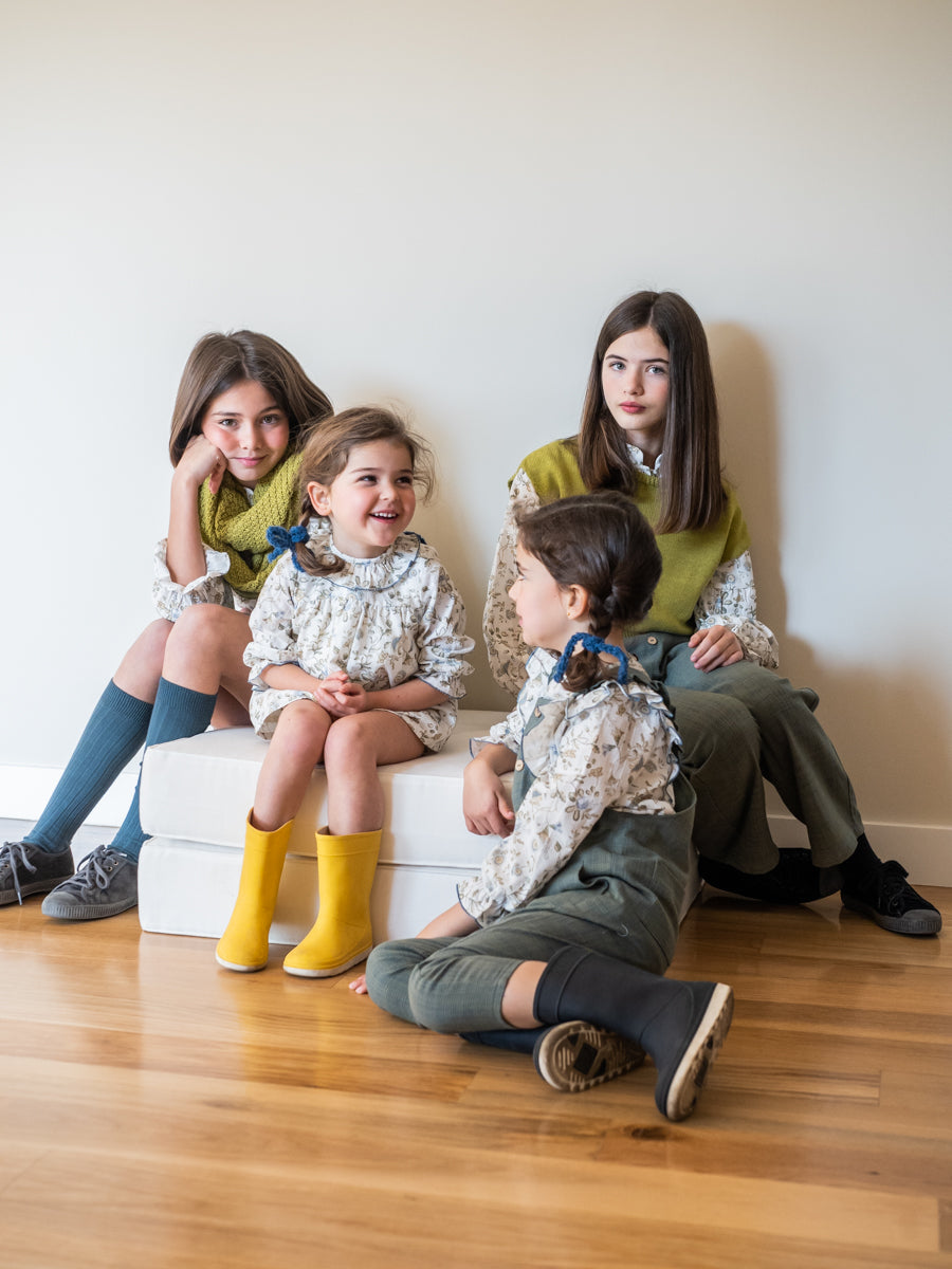 BLU04 Blusa volantes laterales flor bucólica