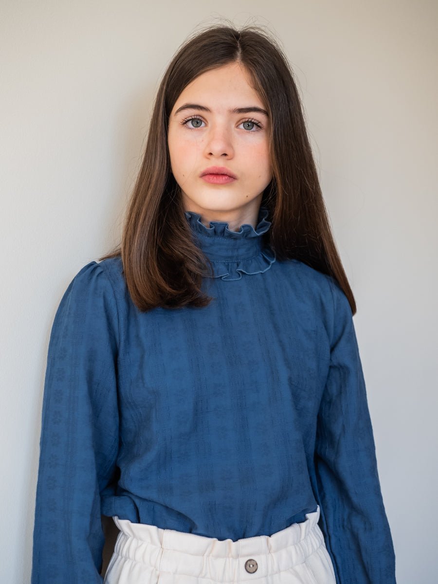 BLU06 Blusa cuello perkins encajes azul petróleo