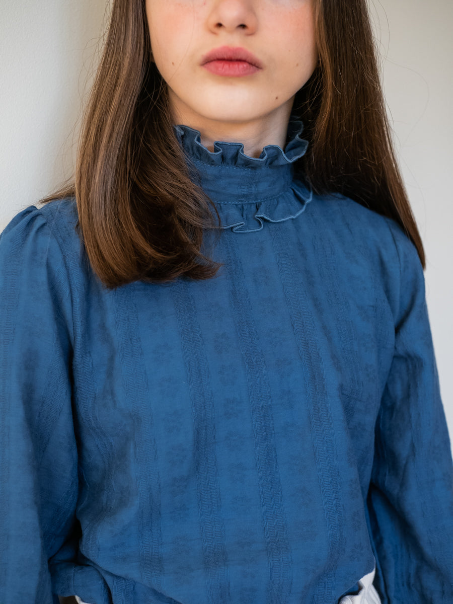 BLU06 Blusa cuello perkins encajes azul petróleo