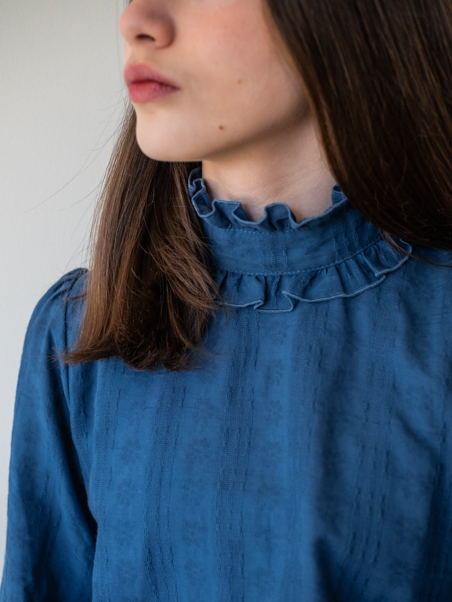 BLU06 Blusa cuello perkins encajes azul petróleo