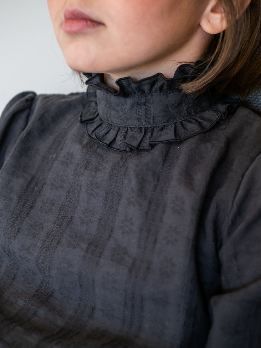 BLU07 Blusa cuello perkins encajes carbón