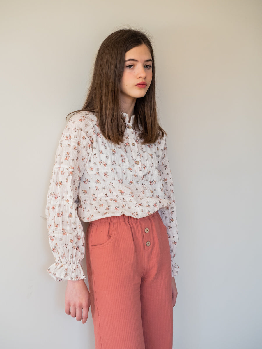 BLU08 Blusa romántica florecitas blanca