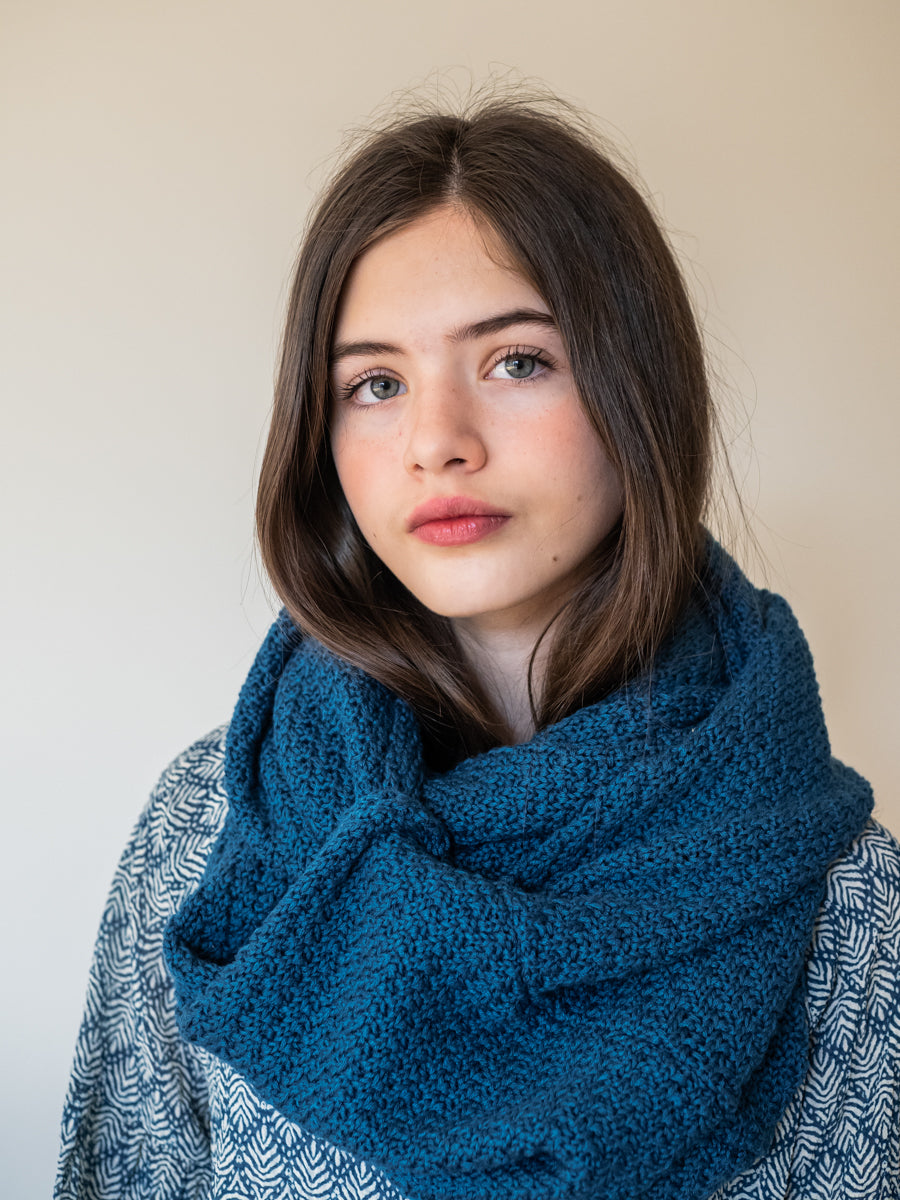 BLU11 Blusa romántica encajes hojas zul