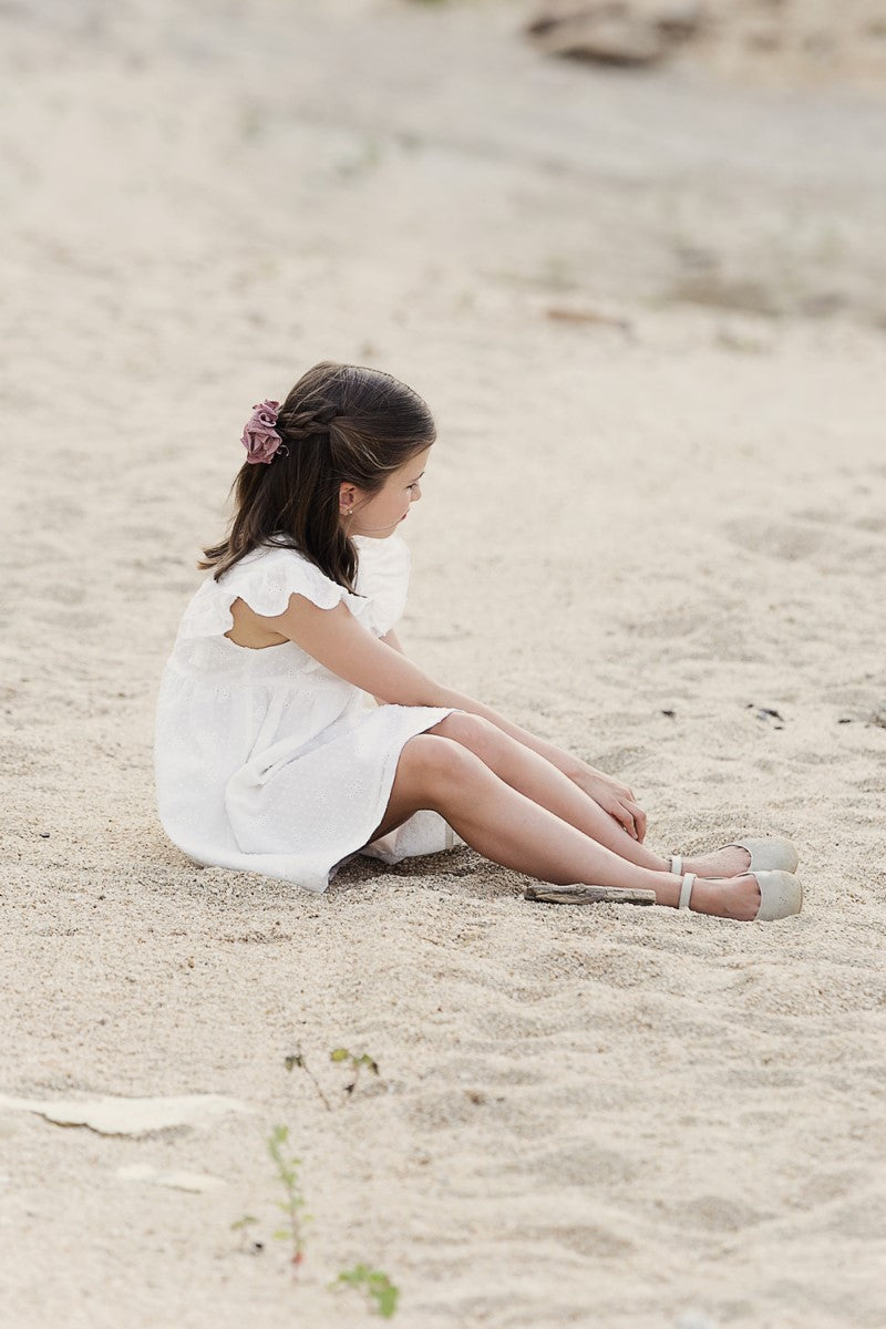 VES06 Vestido volantes plumeti bordado hojas blanco