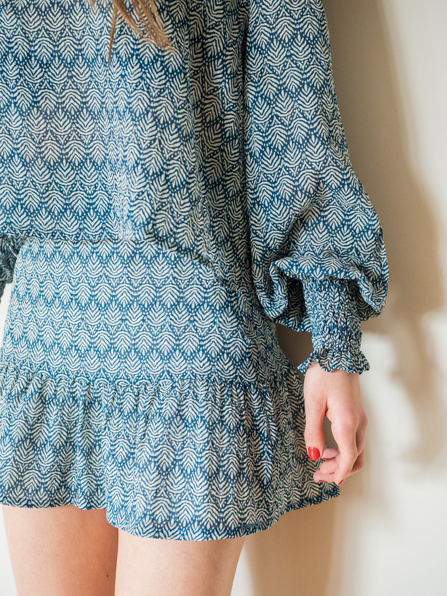 BLUT02 Blusa volante hombro hojas azul petróleo