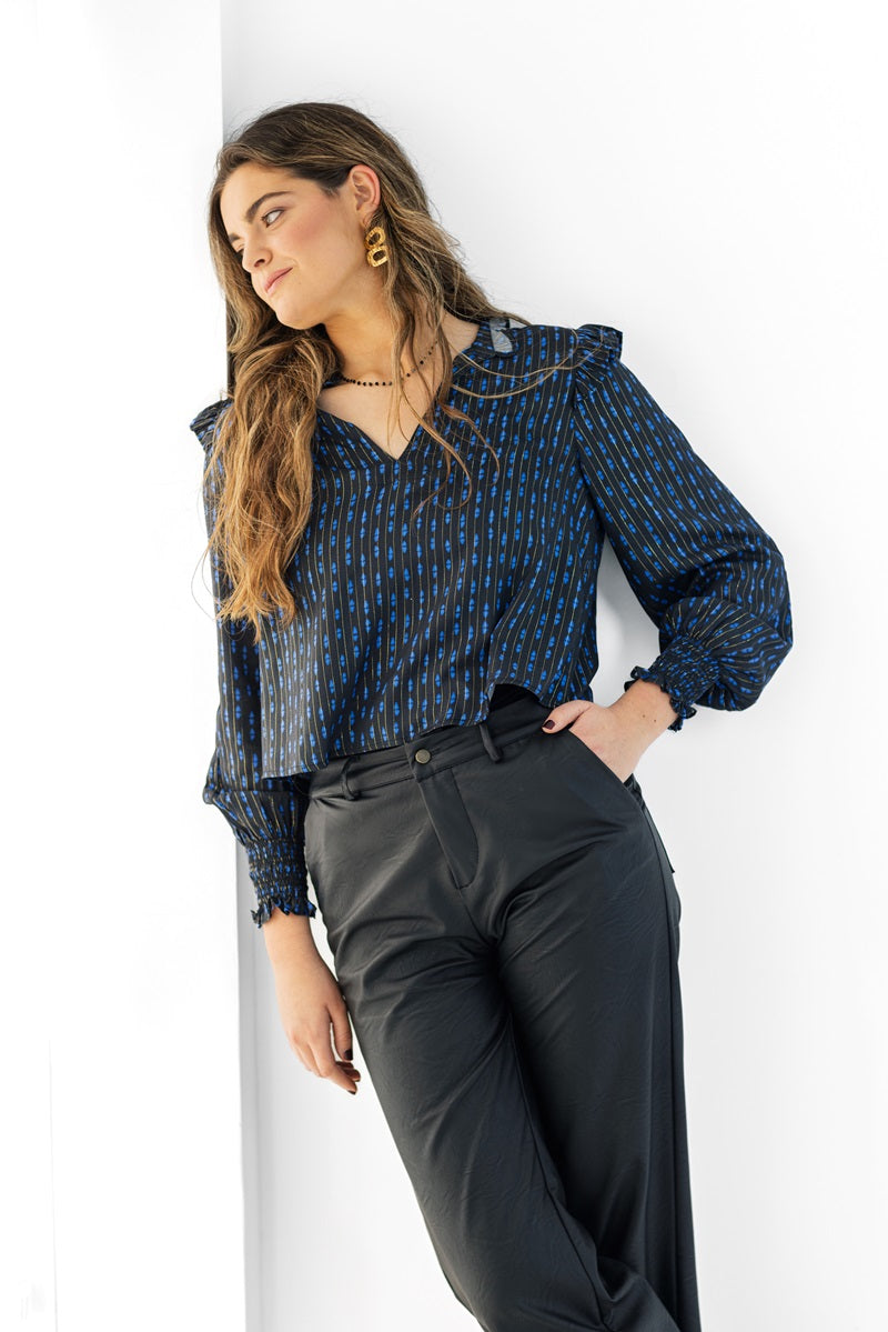 BLUT04 Blusa volantes negra rombo azul