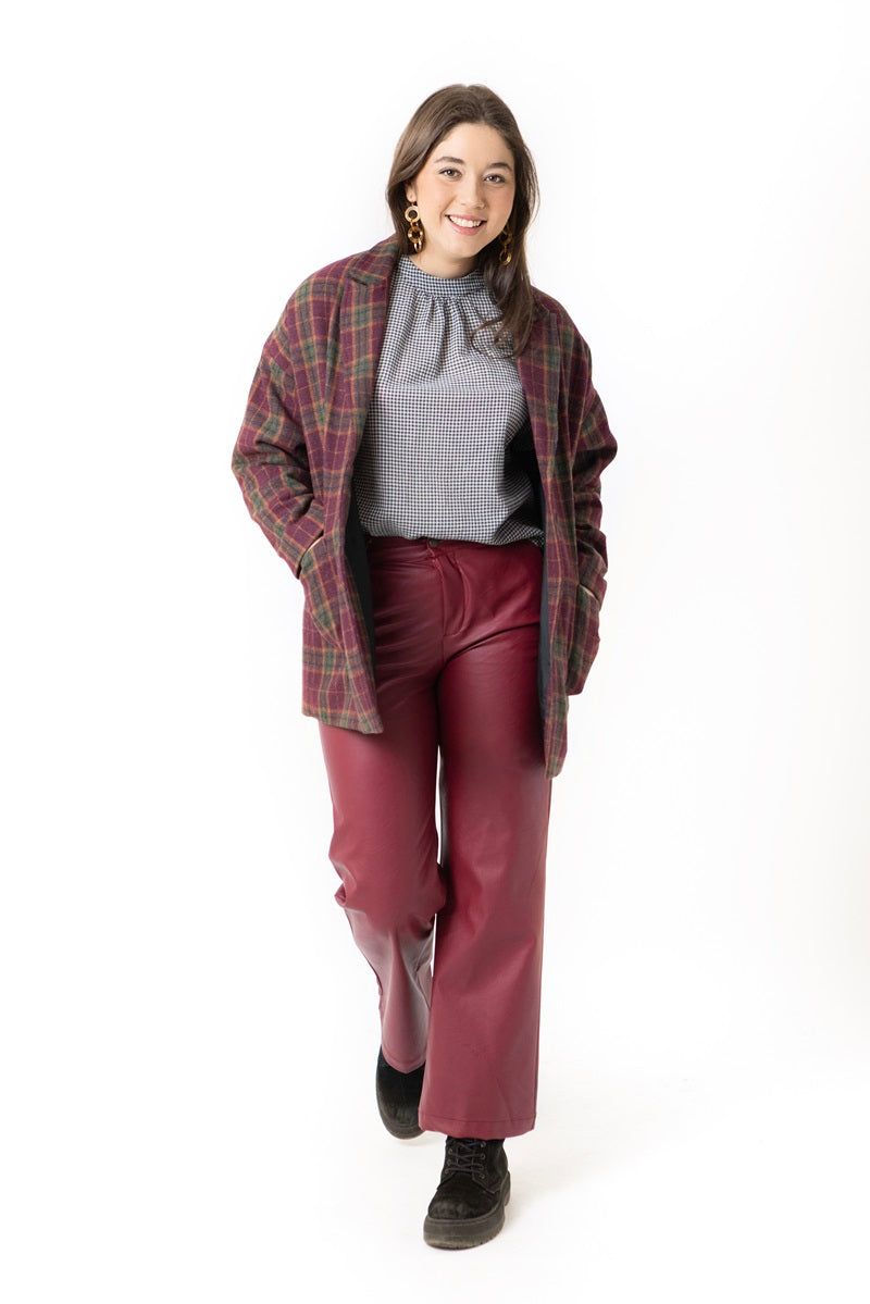 PANT05 Pantalón efecto piel granate