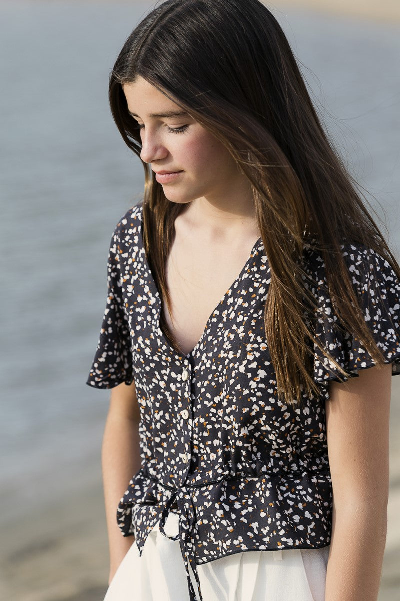 BLUT07 Blusa escote pico cordón botones manchas fondo negro