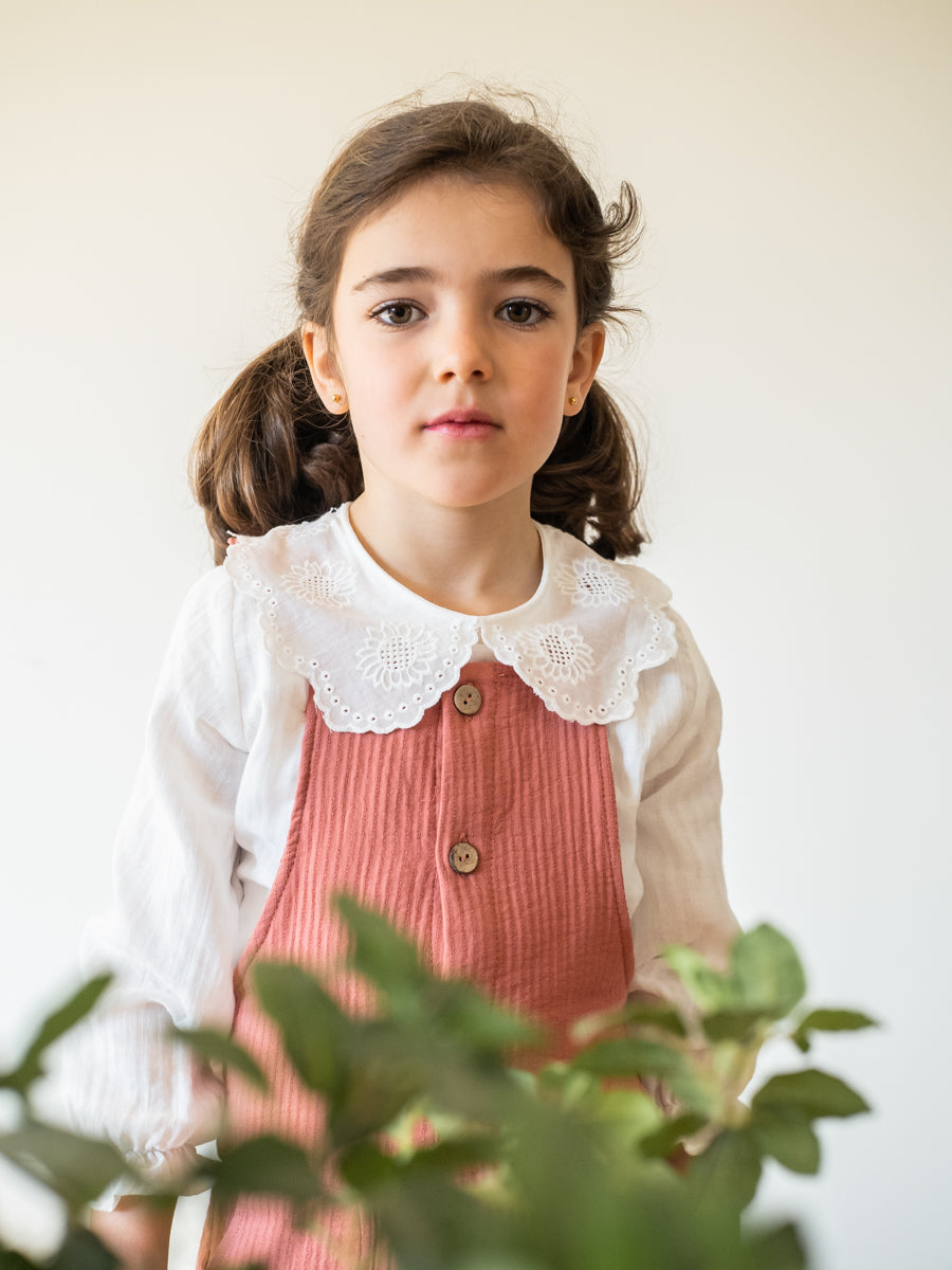 BLU01 Blusa cuello bordado blanca