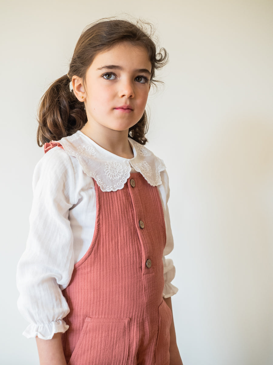 BLU01 Blusa cuello bordado blanca