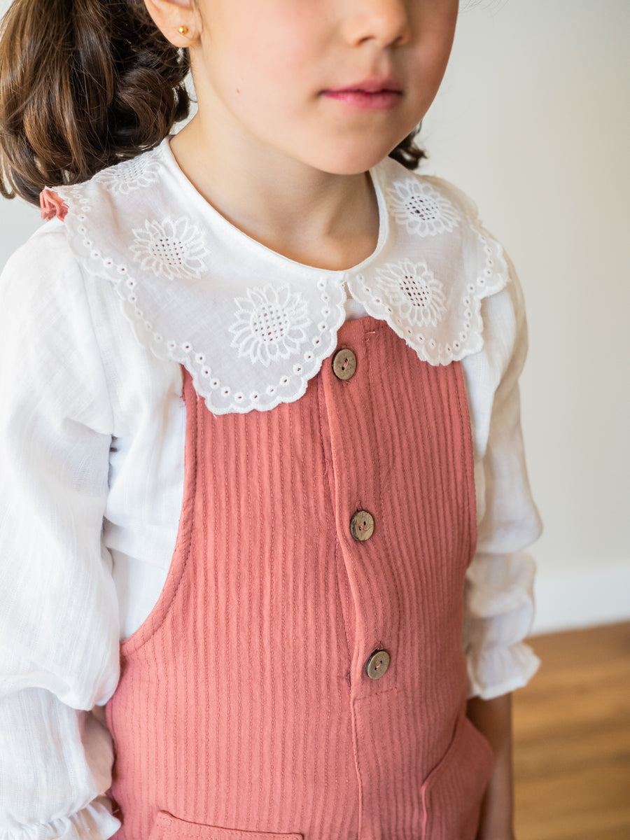 BLU01 Blusa cuello bordado blanca