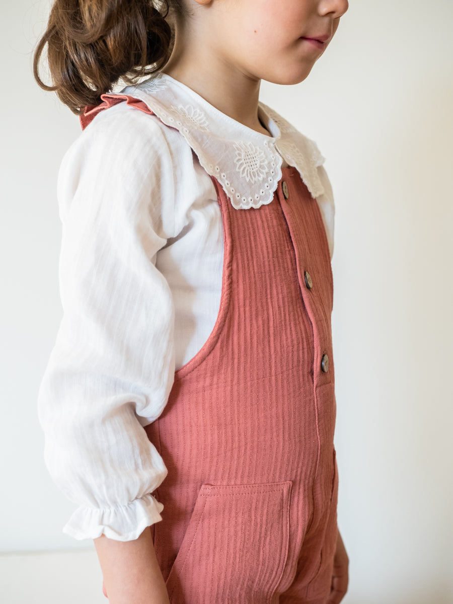 BLU01 Blusa cuello bordado blanca