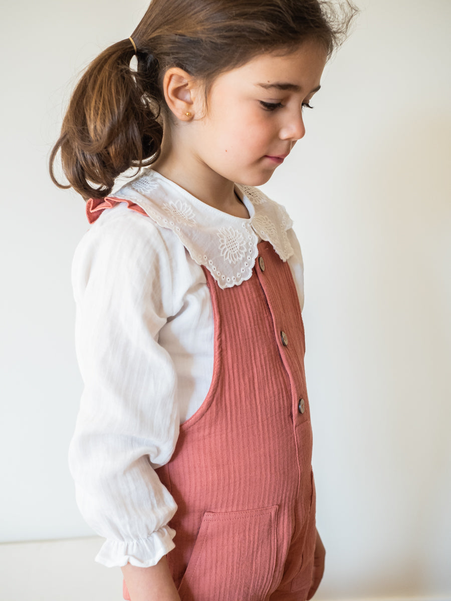 BLU01 Blusa cuello bordado blanca