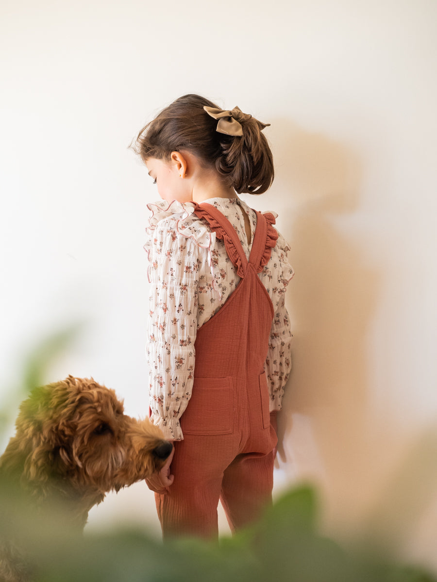 BLU02 Blusa volantes laterales florecitas blanca