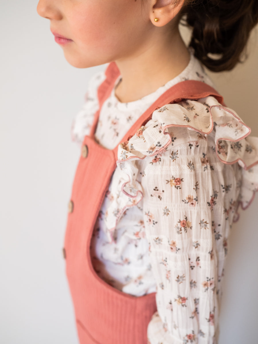 BLU02 Blusa volantes laterales florecitas blanca
