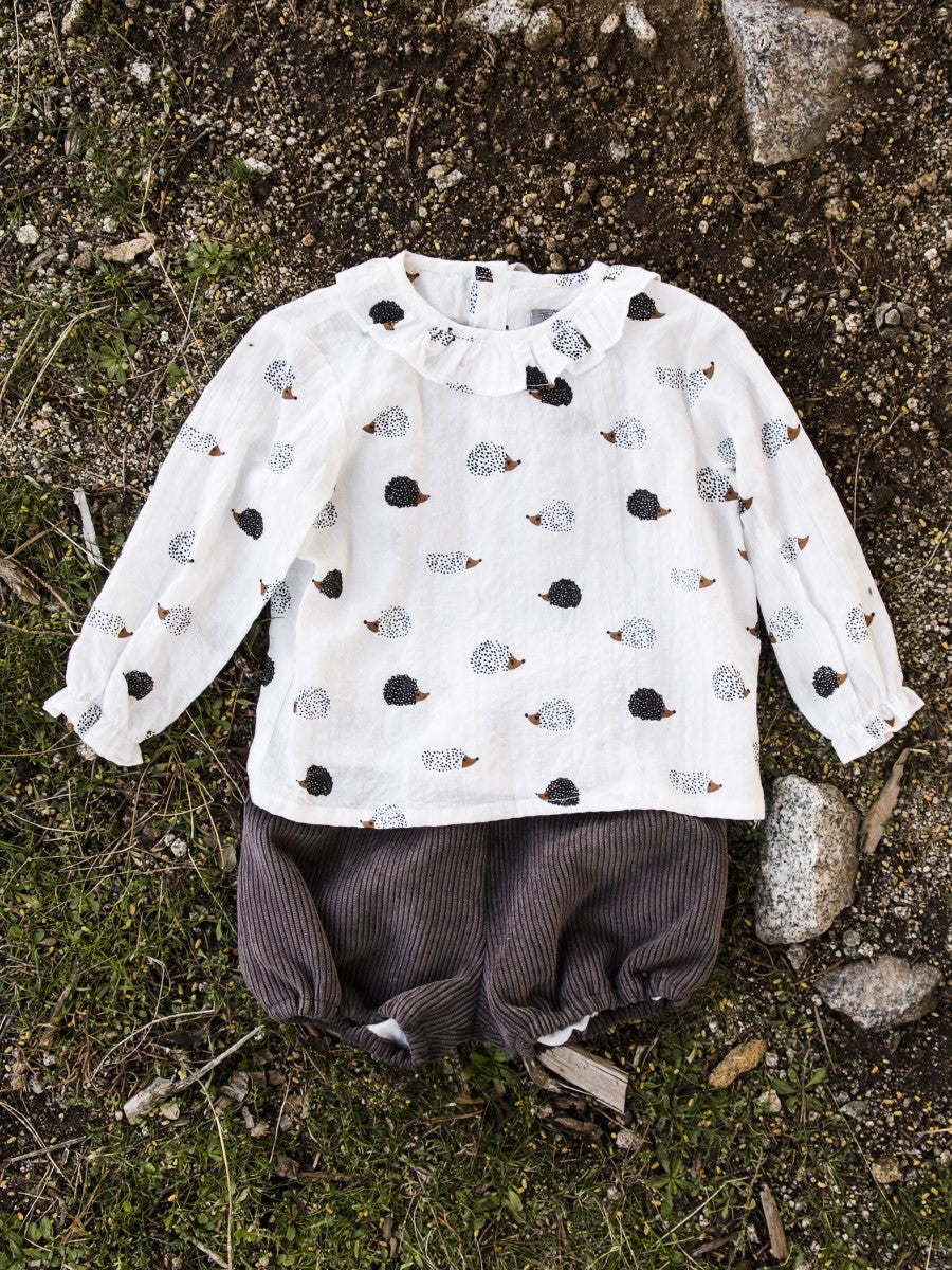 BB03 Blusa bebé cuello volante erizos blanca