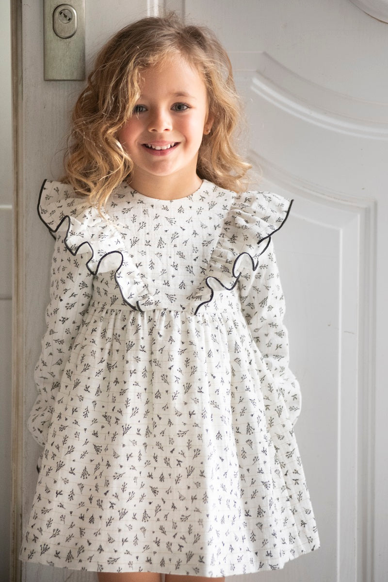 VES01 Vestido volantes laterales ramas