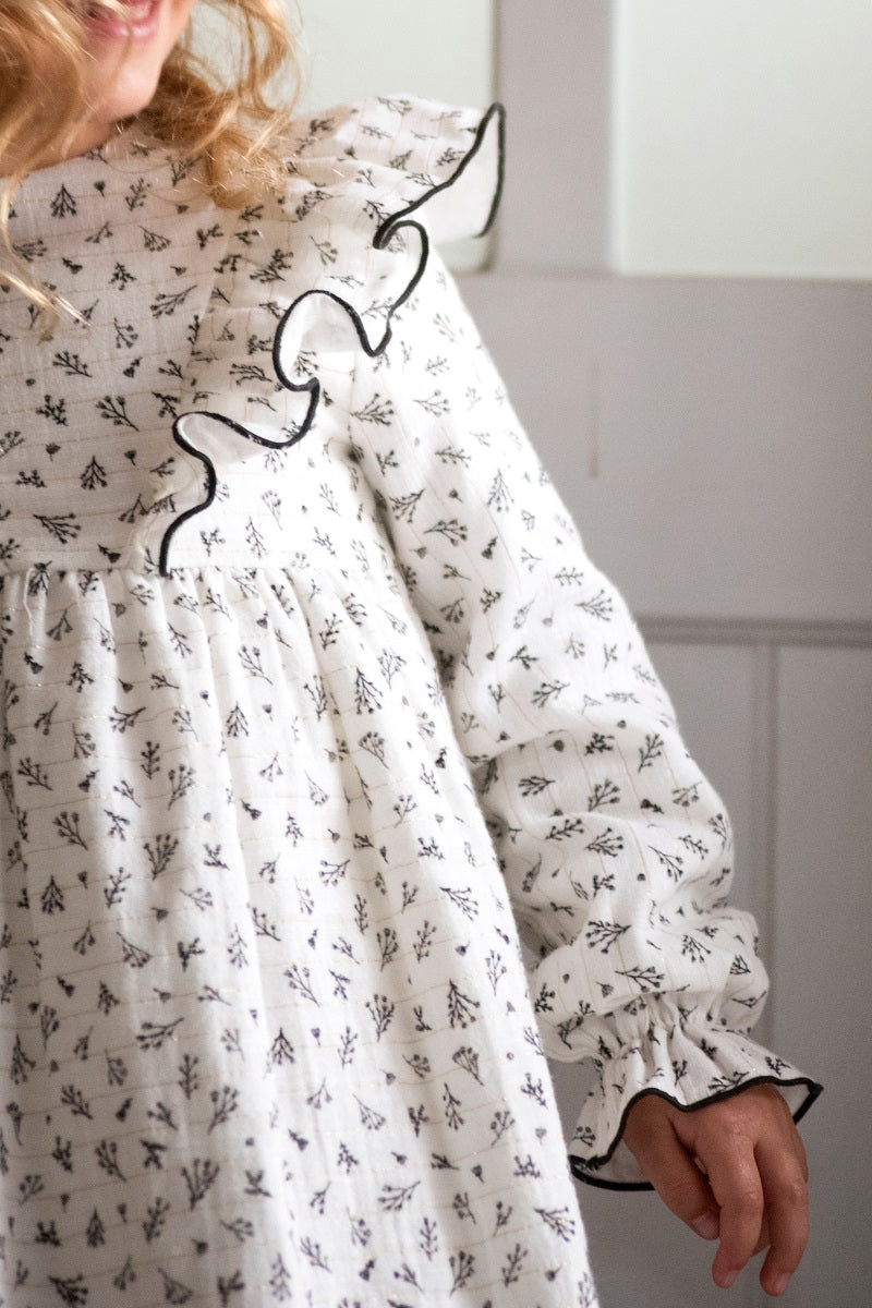 VES01 Vestido volantes laterales ramas