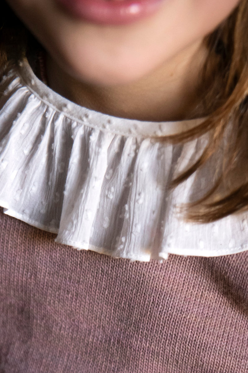 BLU01 Blusa cuello volante blanca