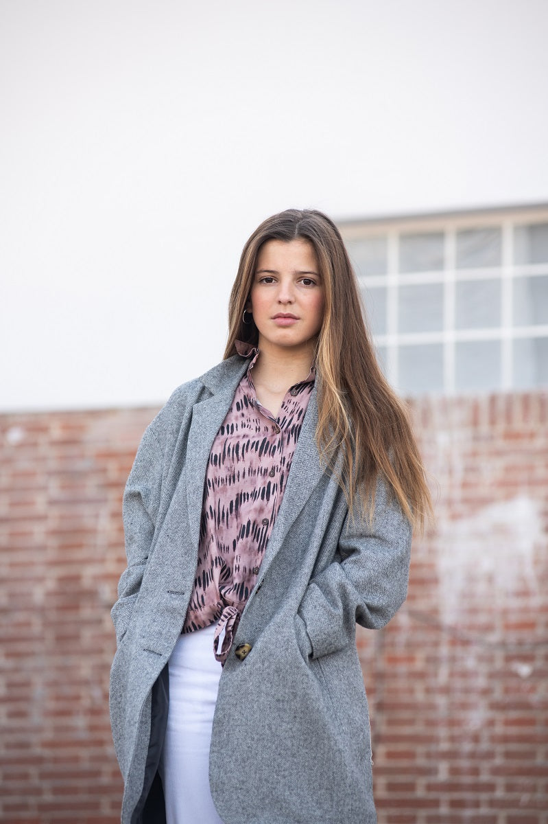 BLUT05 Blusa abotonada manchas rosa