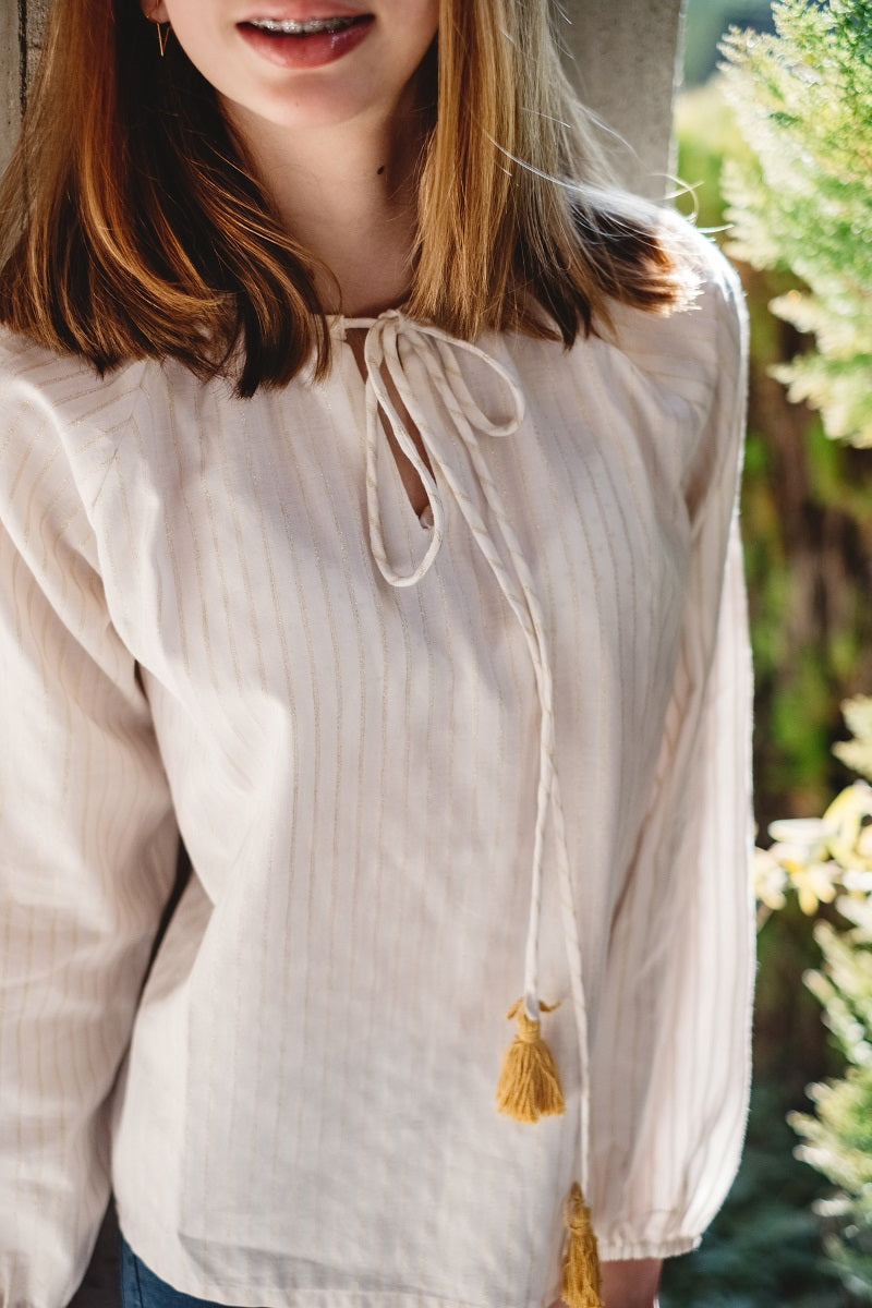 BLU10 Blusa listas doradas pompones