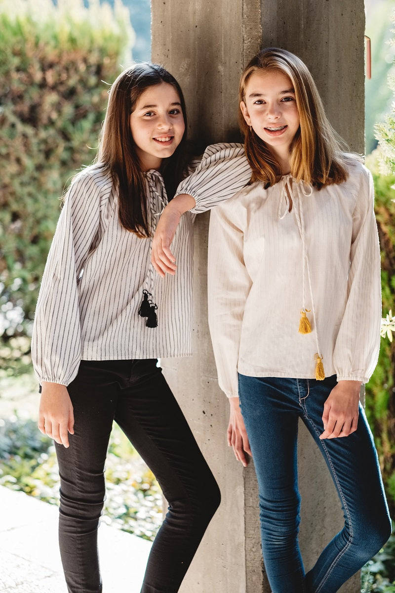 BLU11 Blusa listas brillo negro pompones