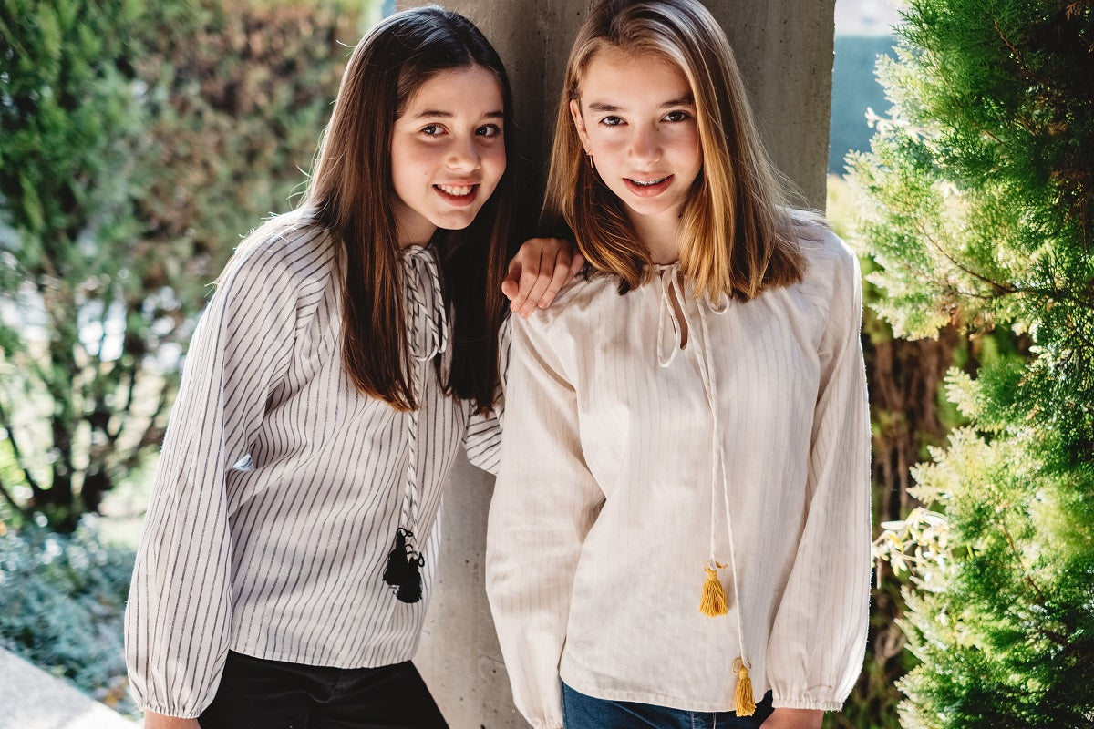 BLU11 Blusa listas brillo negro pompones