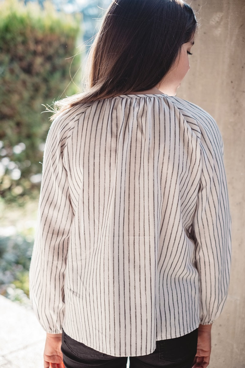 BLU11 Blusa listas brillo negro pompones