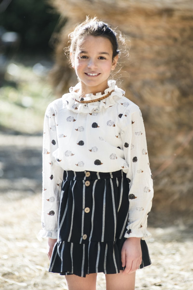 BLU04 Blusa cuello volante cinta erizos blanca
