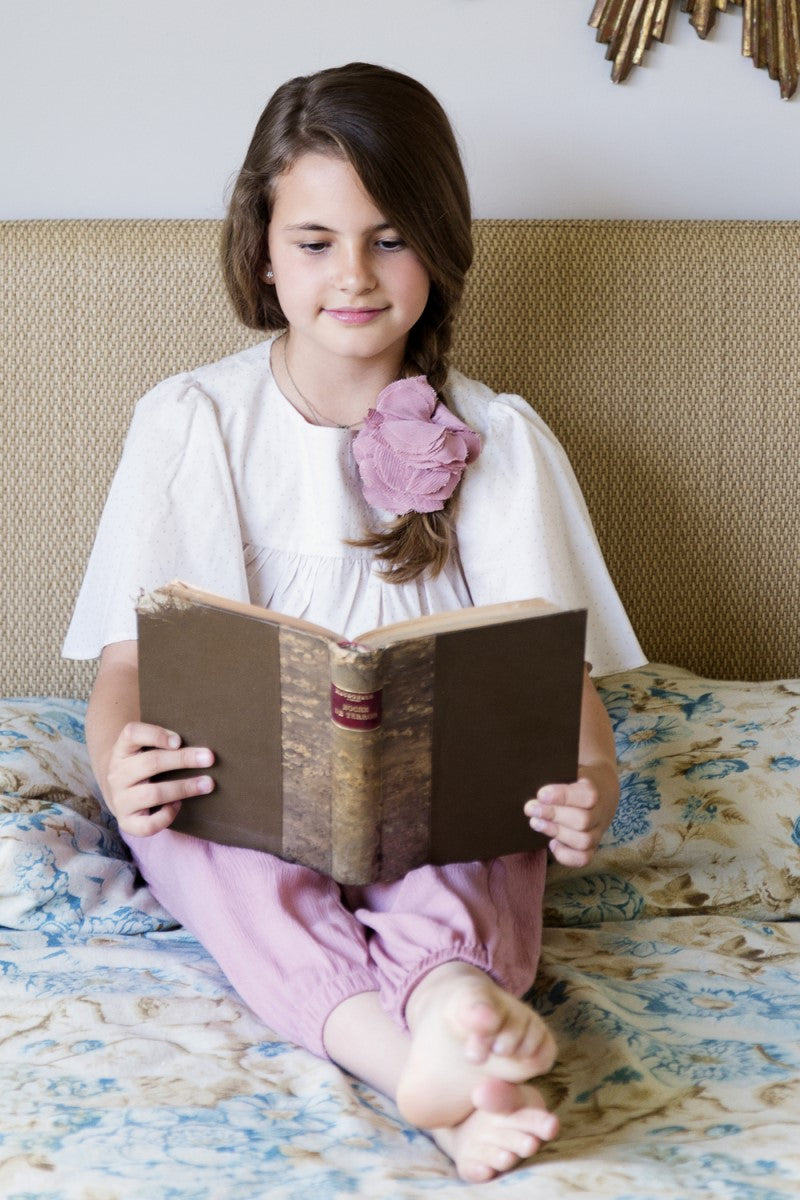 BLU01 Blusa romántica arena topitos oro