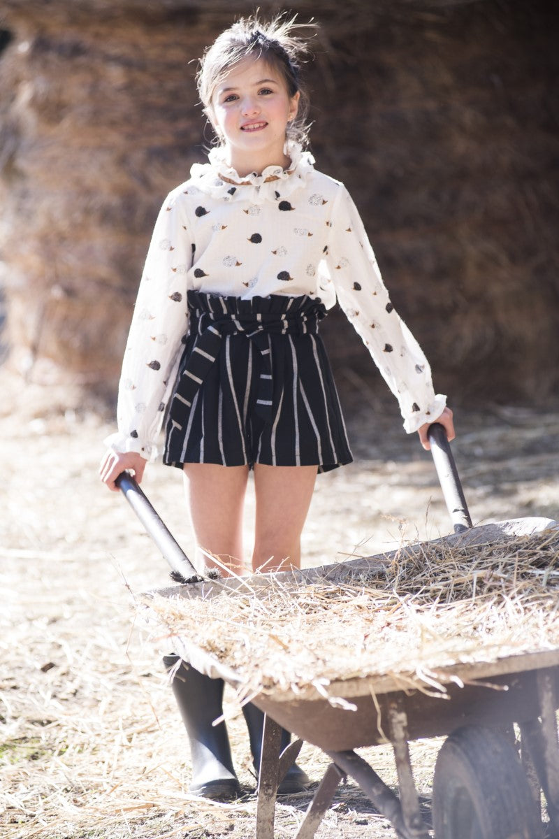 BLU04 Blusa cuello volante cinta erizos blanca