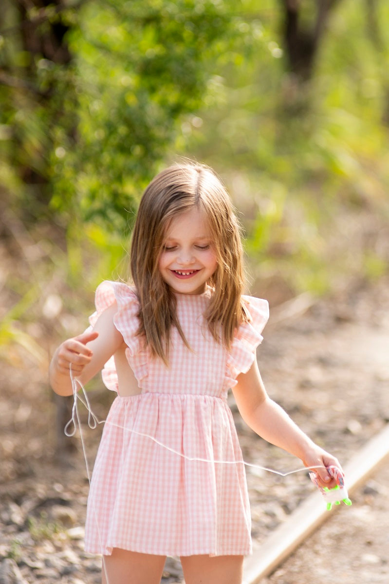 VES06 Vestido delantal vichy rosa pétalo