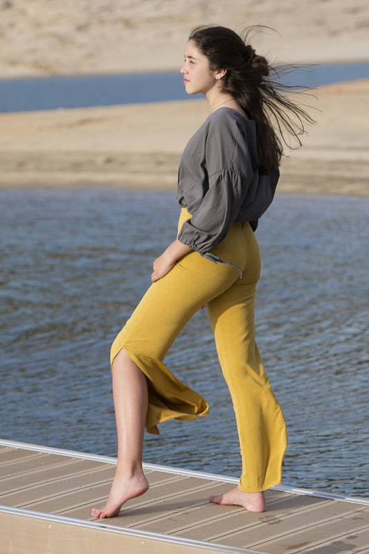 PANT09 Pantalón largo fluido mostaza