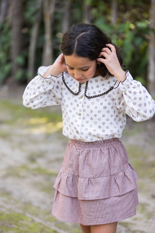 BLU04 Blusa cuello flor caramelo