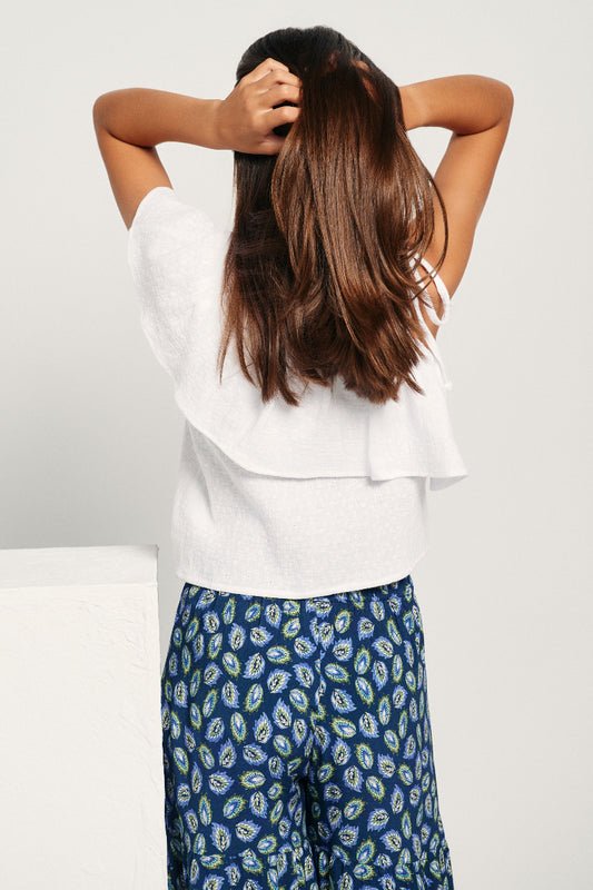 Blusa asimétrica volante bordado blanca