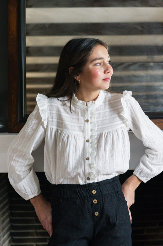 BLU09 Blusa volantes blanca