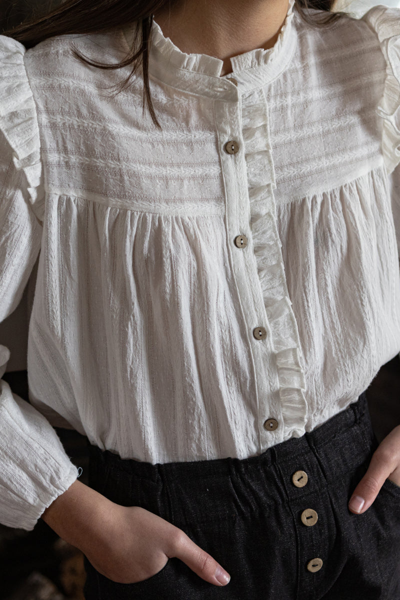 BLU09 Blusa volantes blanca