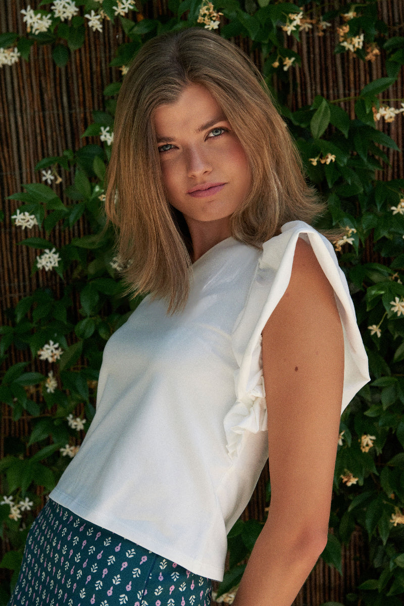 Camiseta asimétrica volante marfil