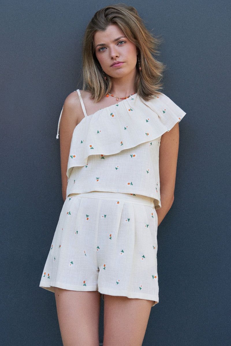 BLU09 Blusa asimétrica volante bordado margaritas