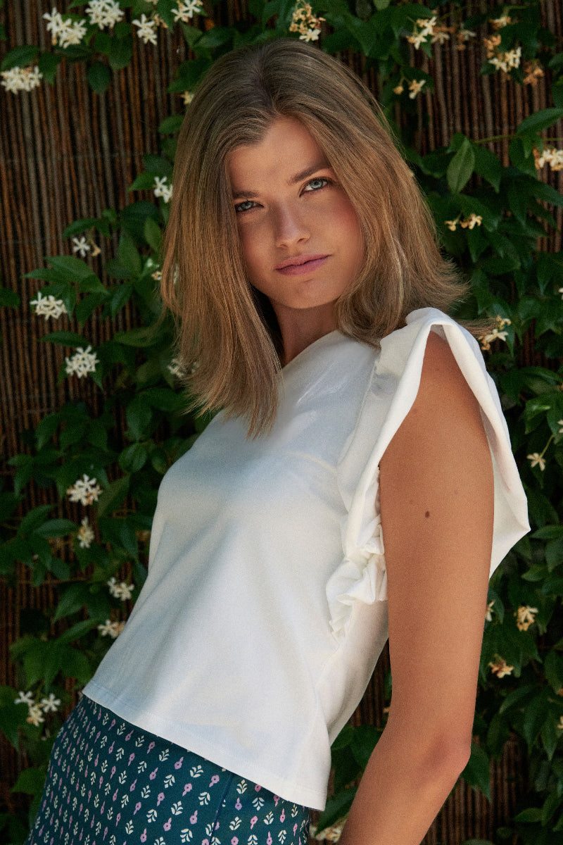 KAM01 Camiseta asimétrica volante blanca